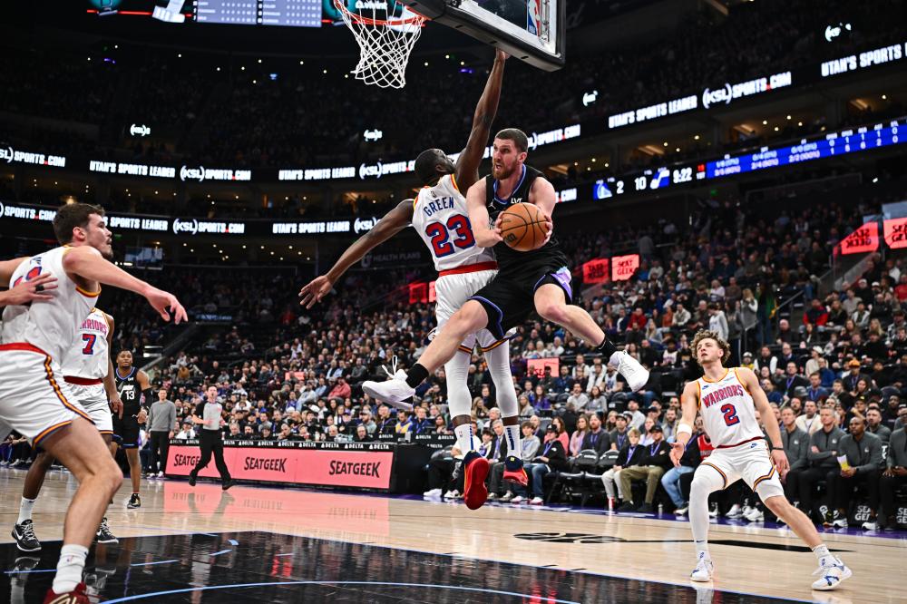 C罗铁粉“甲亢哥”听见球迷喊梅西，愤然离场.